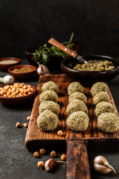 Variedade de falafel e grão de bico de alto ângulo