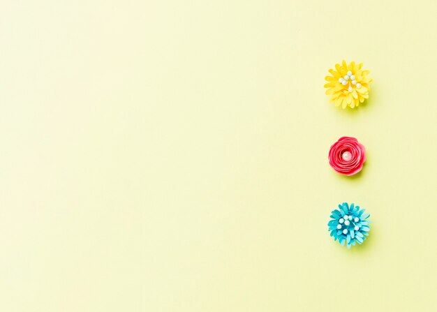 Variedade de flores de primavera de papel colorido com espaço de cópia