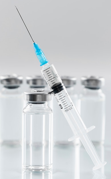 Variedade de frascos de vacina preventiva contra coronavírus