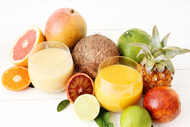 Variedade de frutas cítricas e sucos