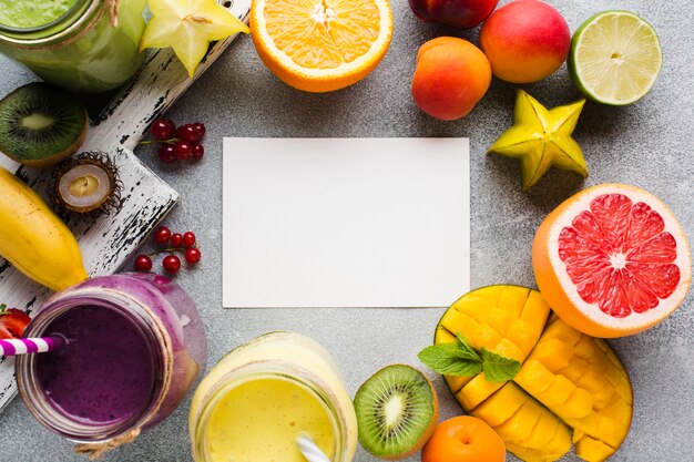 Variedade de frutas e smoothies com espaço de cópia