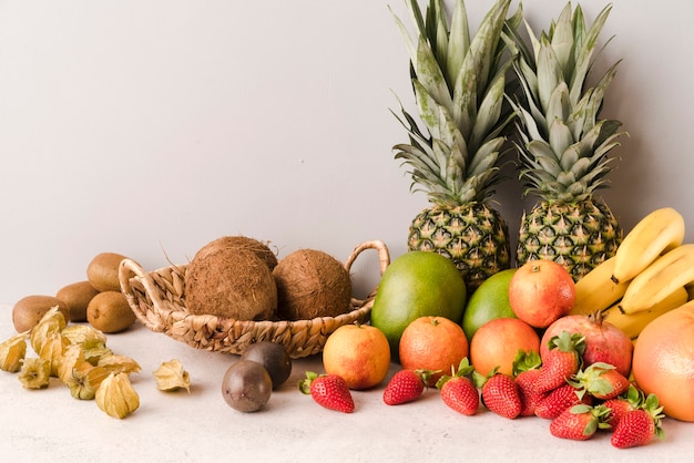 Variedade de frutas exóticas em cima da mesa