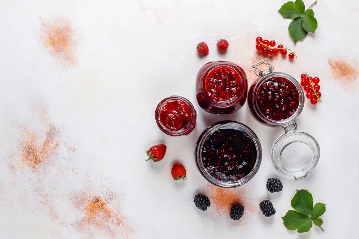Foto grátis variedade de geléias de frutas vermelhas, vista de cima