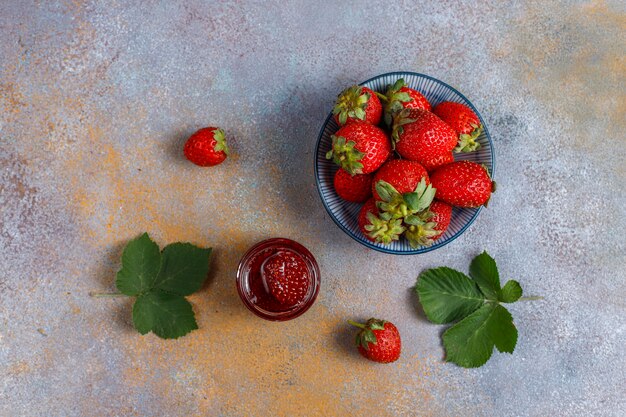 Variedade de geléias de frutas vermelhas, vista de cima