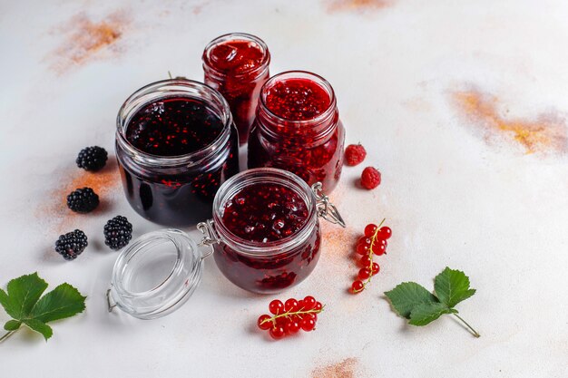 Variedade de geléias de frutas vermelhas, vista de cima