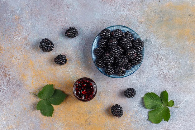 Variedade de geléias de frutas vermelhas, vista de cima