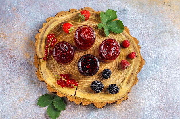 Foto grátis variedade de geléias de frutas vermelhas, vista de cima