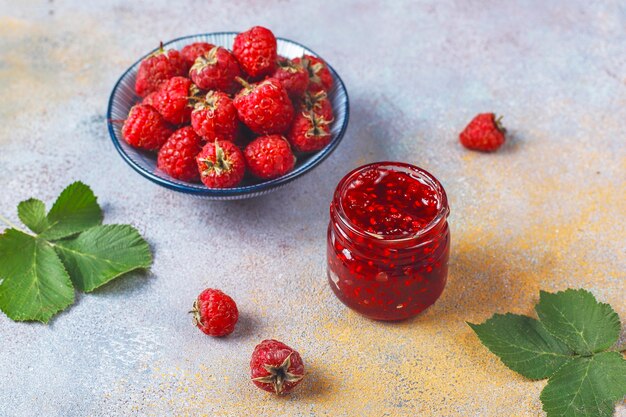 Variedade de geléias de frutas vermelhas, vista de cima