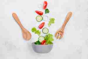 Foto grátis variedade de ingredientes da salada no fundo branco