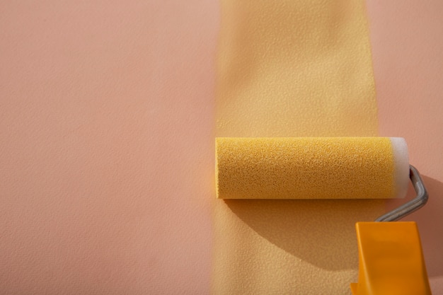 Variedade de itens de pintura com tinta amarela