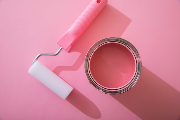 Variedade de itens de pintura com tinta rosa