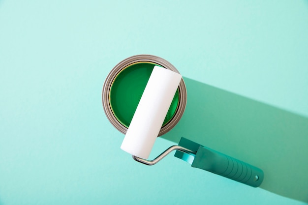 Variedade de itens de pintura com tinta verde