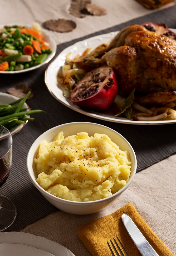 Foto grátis variedade de jantar de ação de graças na mesa