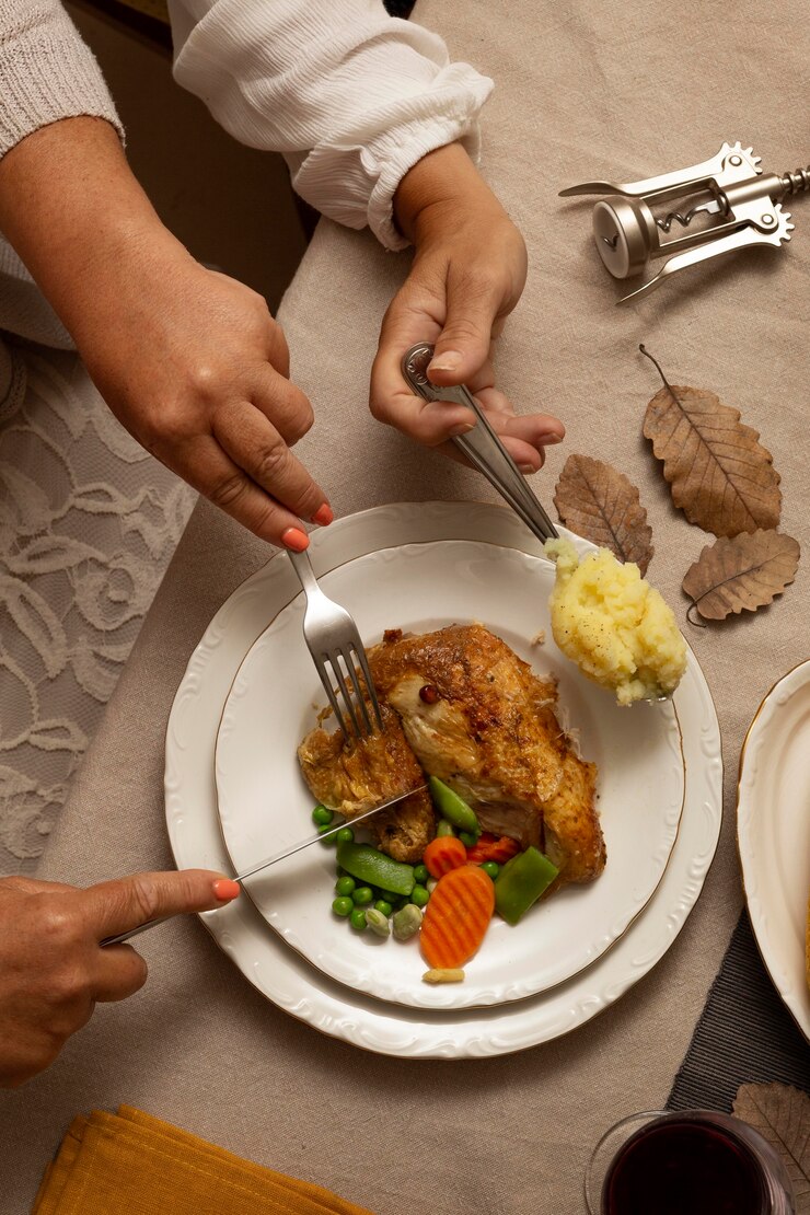 Foto grátis variedade de jantar de ação de graças na mesa