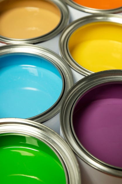 Foto grátis variedade de latas de tinta colorida de alto ângulo