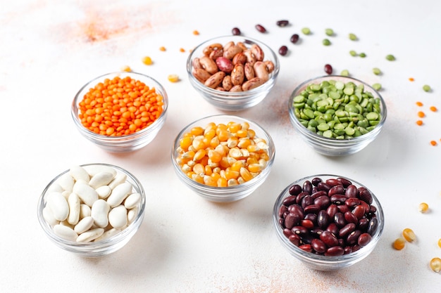 Variedade de legumes e feijões. alimentos saudáveis com proteínas veganas.