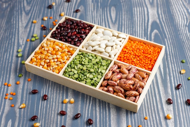 Foto grátis variedade de legumes e feijões. alimentos saudáveis com proteínas veganas.