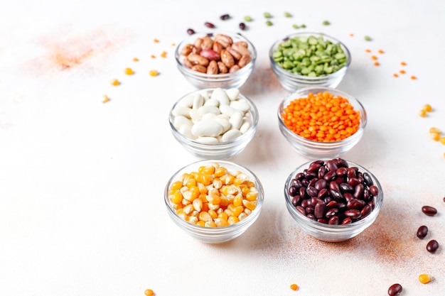 Variedade de legumes e feijões. Alimentos saudáveis com proteínas veganas.