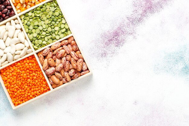 Variedade de legumes e feijões. Alimentos saudáveis com proteínas veganas.