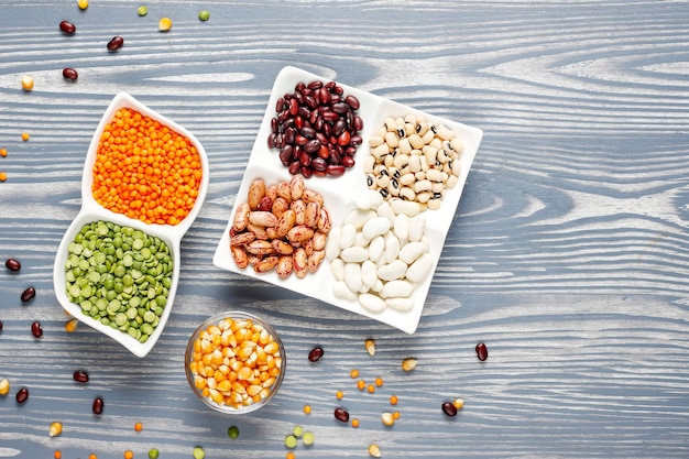 Variedade de legumes e feijões. alimentos saudáveis com proteínas veganas.