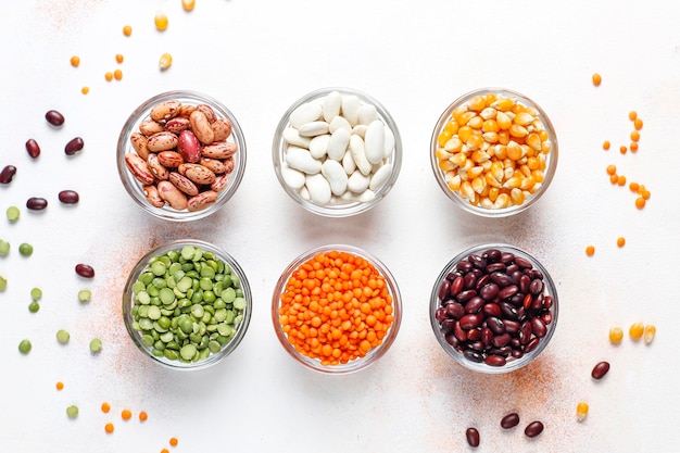 Variedade de legumes e feijões. alimentos saudáveis com proteínas veganas.