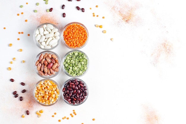 Variedade de legumes e feijões. Alimentos saudáveis com proteínas veganas.