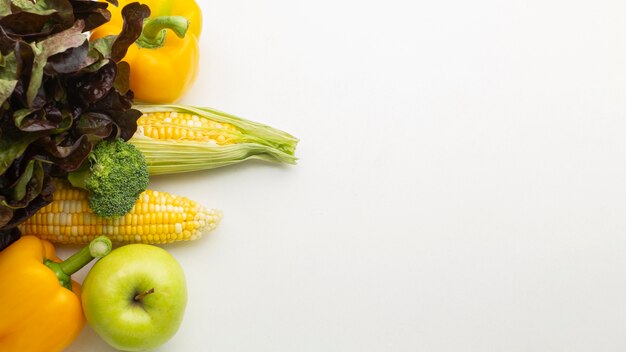 Variedade de legumes e frutas de alto ângulo