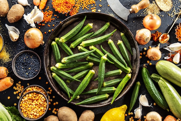 Variedade de legumes frescos saborosos em fundo escuro