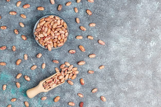 Foto grátis variedade de leguminosas e feijões em diferentes tigelas na superfície de pedra clara. vista do topo. comida de proteína vegan saudável.