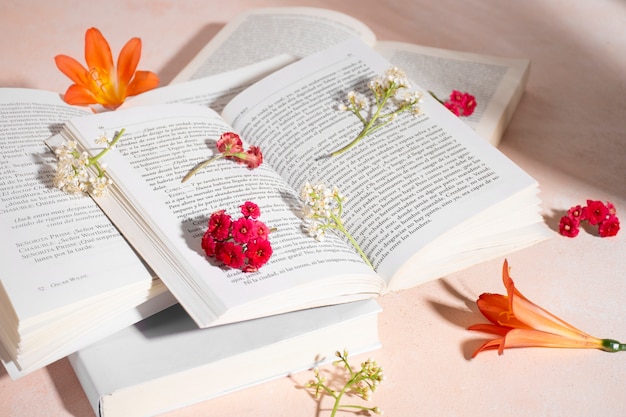 Foto grátis variedade de livros e flores de alto ângulo