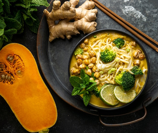 Foto grátis variedade de macarrão na mesa