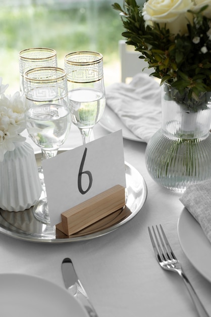Variedade de mesa de casamento com flores e copos