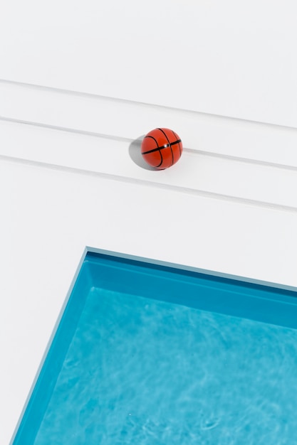 Foto grátis variedade de natureza morta em piscina em miniatura com basquete