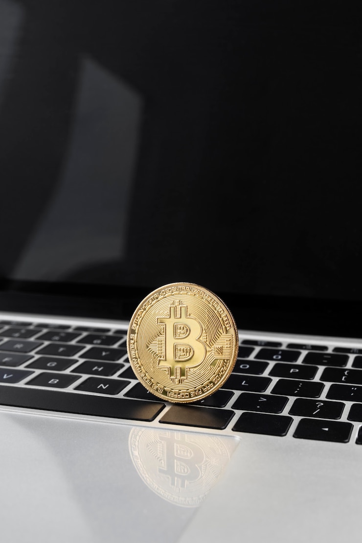 Foto grátis variedade de natureza morta minimalista com criptomoeda