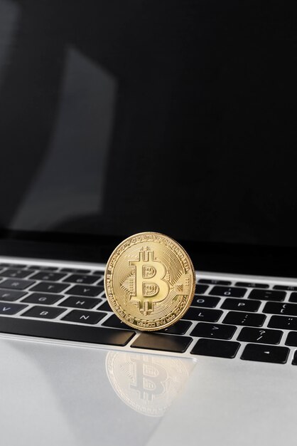 Variedade de natureza morta minimalista com criptomoeda