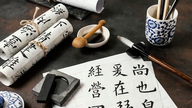 Variedade de objetos de tinta chinesa de ângulo alto