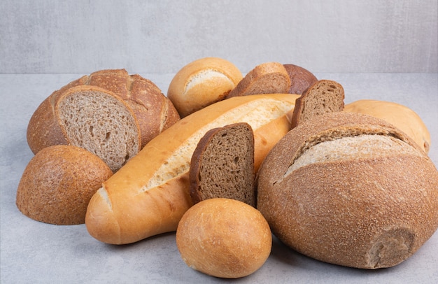 Variedade de pão crocante em superfície de pedra