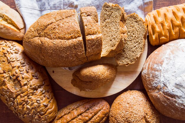 Variedade de pão fatiado vista superior