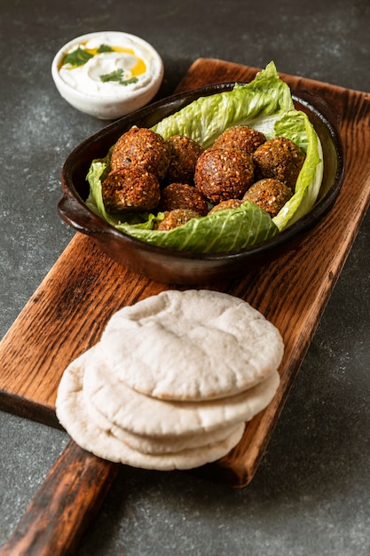 Variedade de pão pita e falafel de alto ângulo