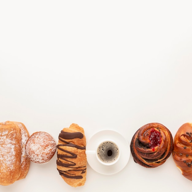 Variedade de pastelaria e espaço para café