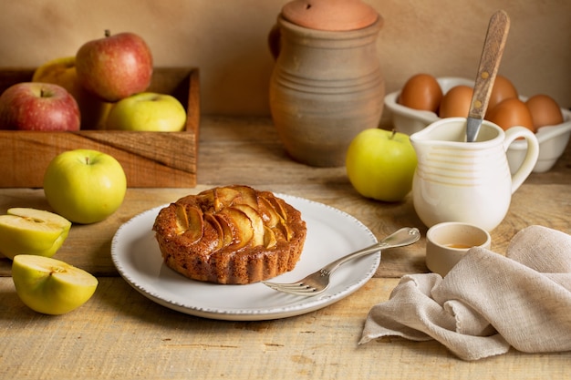 Variedade de pastelaria e maçãs