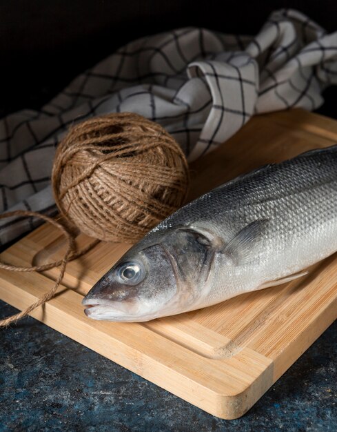 Variedade de peixe cru para cozinhar