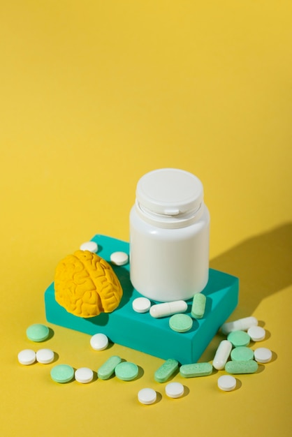 Foto grátis variedade de pílulas para estimular o cérebro e melhorar a memória