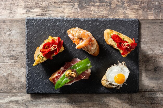 Variedade de pintxos espanhóis