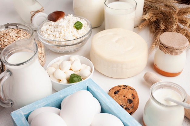 Variedade de produtos lácteos e biscoitos