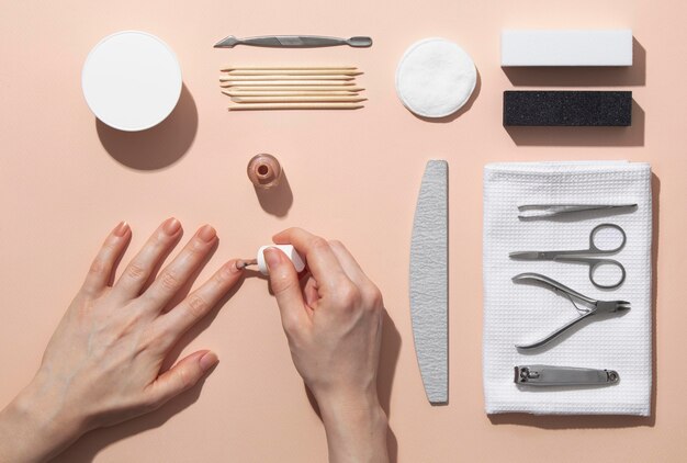 Variedade de produtos para o cuidado das unhas na natureza morta
