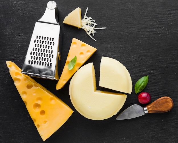 Variedade de queijo e utensílios de mesa plana