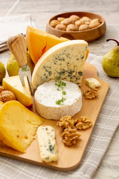 Variedade de queijo saboroso pronto para ser servido