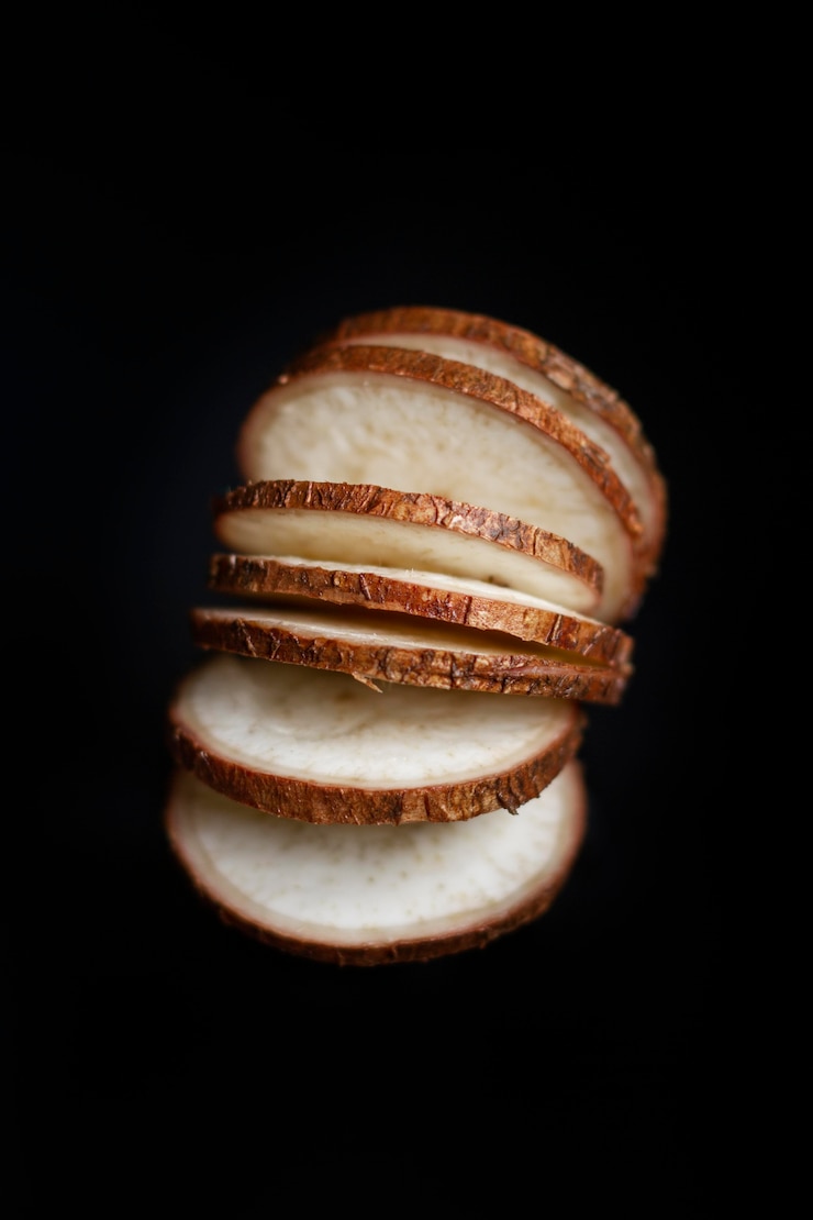 Foto grátis variedade de raízes nutritivas de mandioca fatiadas