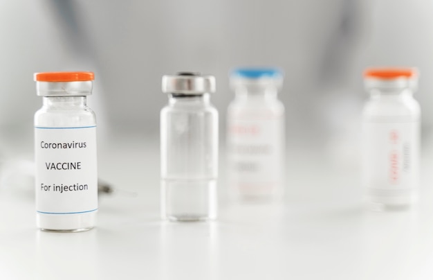 Variedade de recipientes de vacinas turva e focada